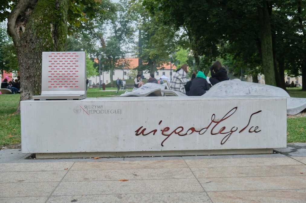 Ławka Niepodległości na Placu Litewskim