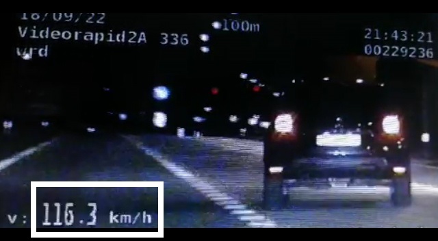 Kierowca dacii wyprzedził nieoznakowany radiowóz BMW