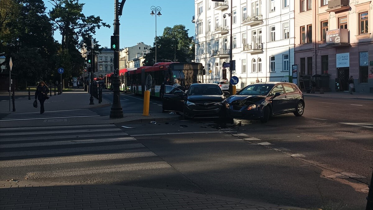 Zderzenie seata i toyoty na skrzyżowaniu w centrum Lublina