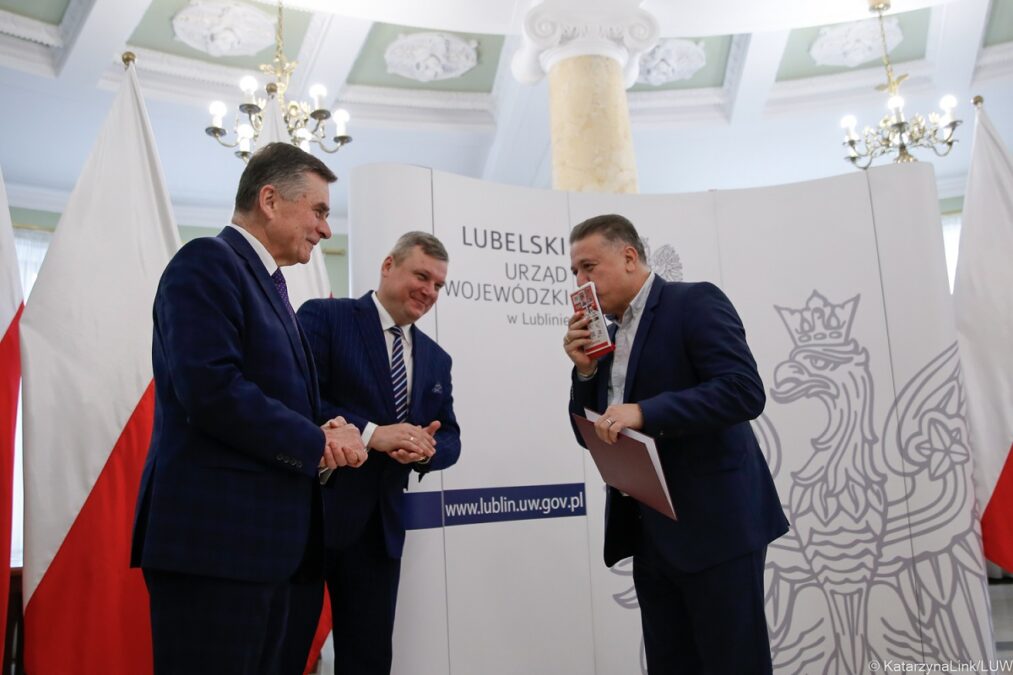 Wojewoda lubelski Lech Sprawka wręczył akty nadania obywatelstwa polskiego