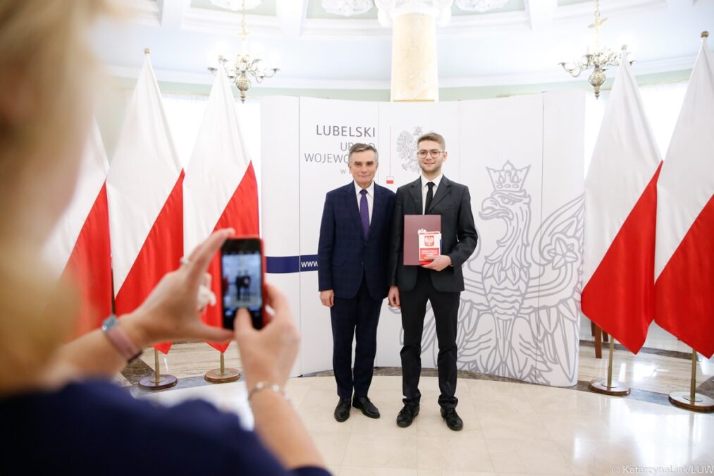 Wojewoda lubelski Lech Sprawka wręczył akty nadania obywatelstwa polskiego