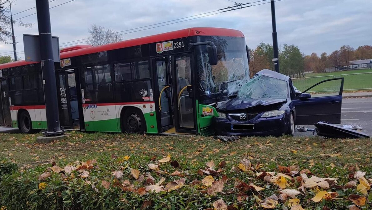 Wypadek z udziałem autobusu komunikacji miejskiej i samochodu osobowego na Drodze Męczenników Majdanka