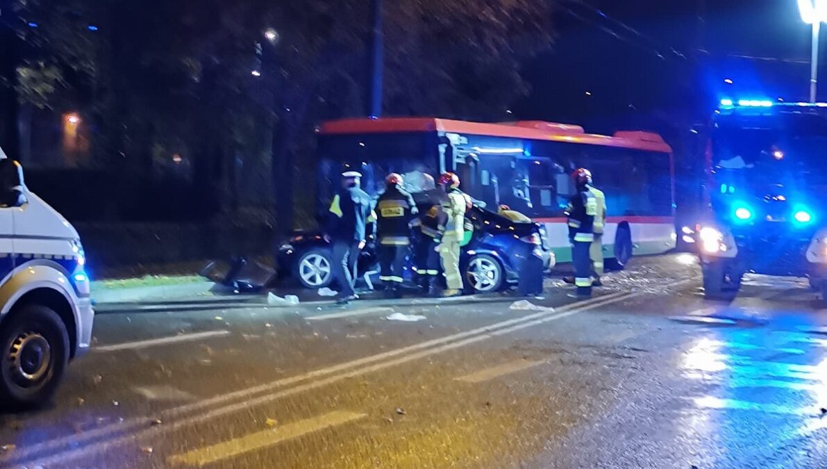 Wypadek z udziałem autobusu komunikacji miejskiej i samochodu osobowego na Drodze Męczenników Majdanka