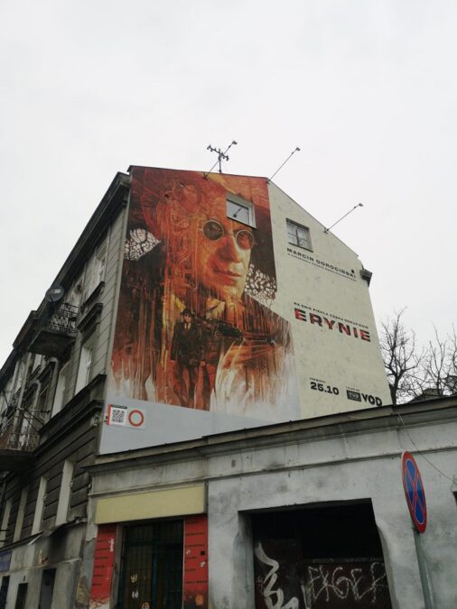 Mural na kamienicy przy ul. Bernardyńskiej promujący serial „Erynie” w TVP VOD