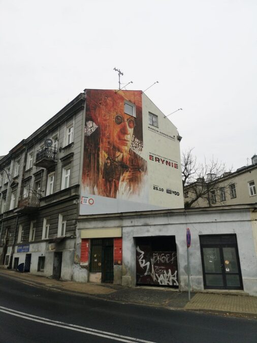 Mural na kamienicy przy ul. Bernardyńskiej promujący serial „Erynie” w TVP VOD
