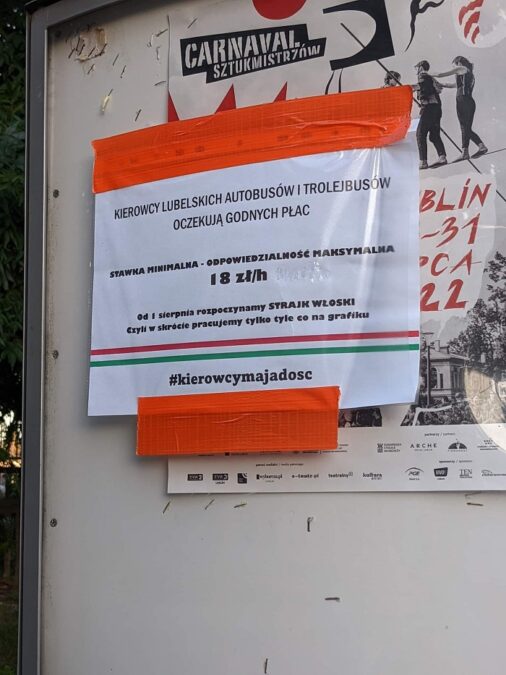 Kartki z informacją o strajku włoskim w MPK Lublin były rozwieszone na wielu przystankach