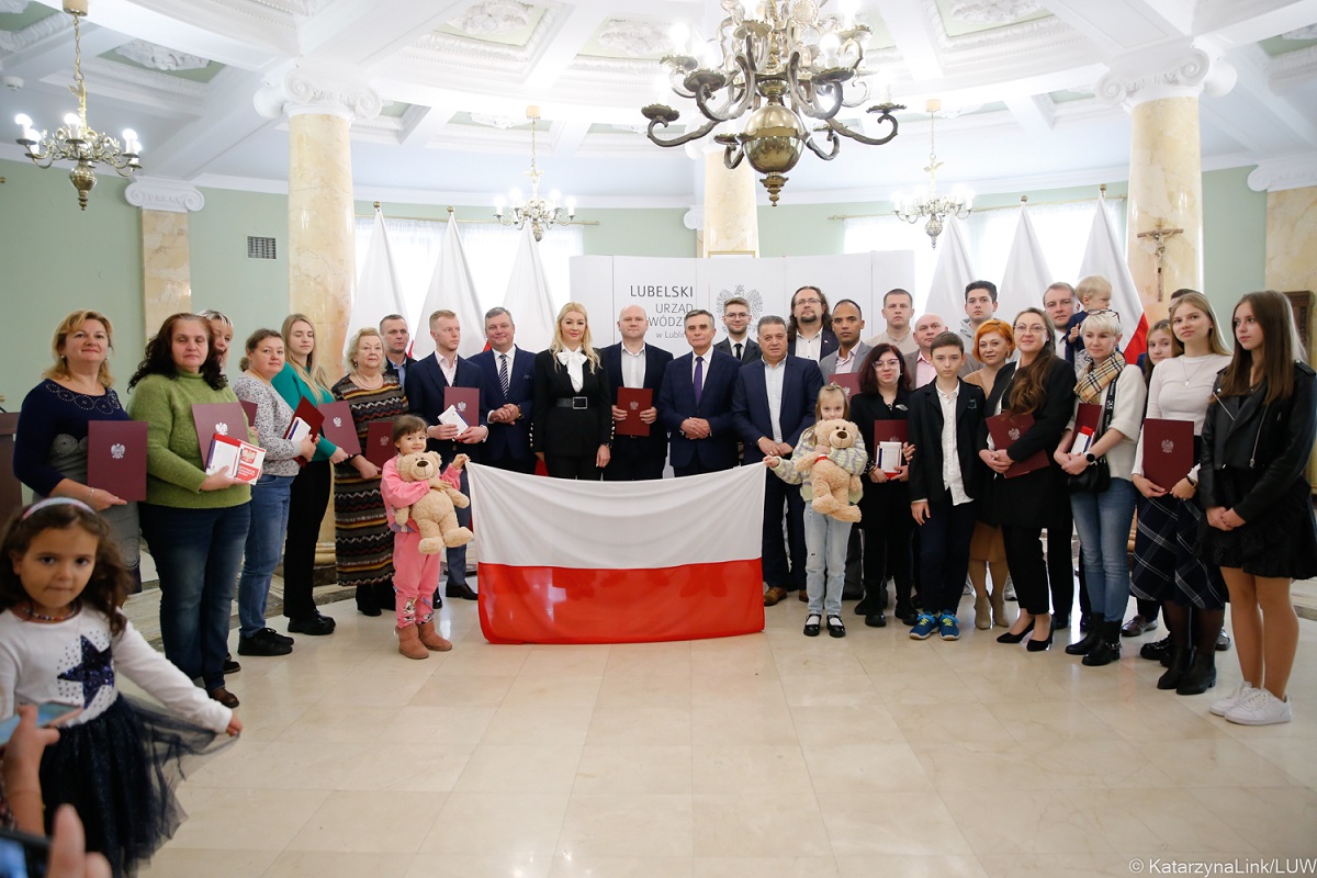 Wojewoda Lech Sprawka wręczył dziś (7 października) dokumenty potwierdzające nadanie obywatelstwa polskiego obcokrajowcom