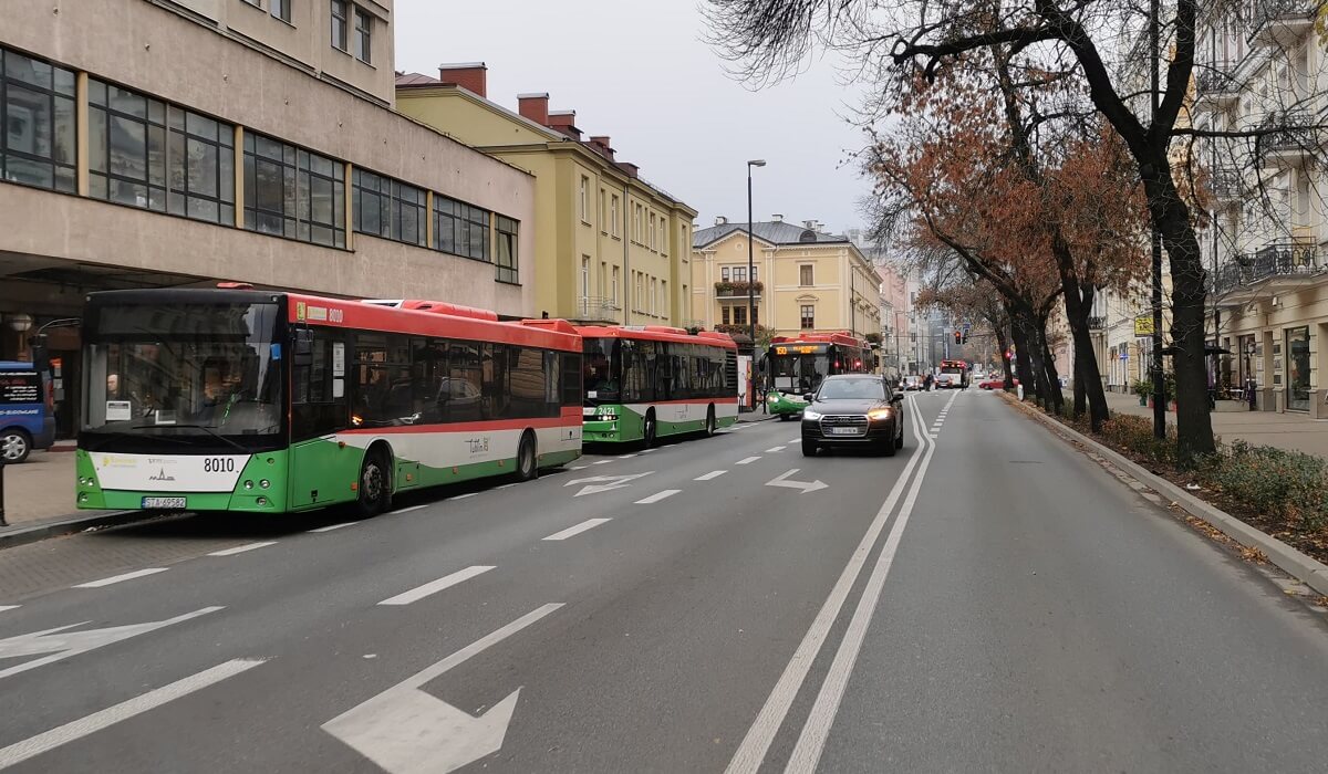 Zepsuty autobus od wczoraj częściowo blokuje zatoczkę przystankową w centrum Lublina