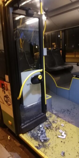 Zbita szyba w drzwiach trolejbusu