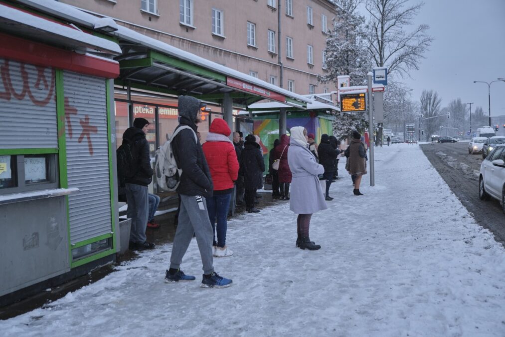Pasażerowie oczekujący na opóźnione autobusy