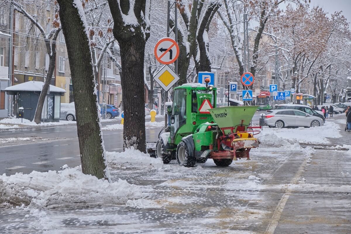 Akcja odśnieżania ulic i chodników w Lublinie