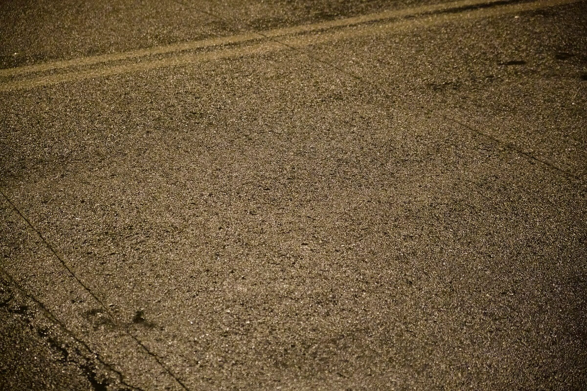 Marznący deszcz sprawił, że na drogach i chodnikach jest ślisko