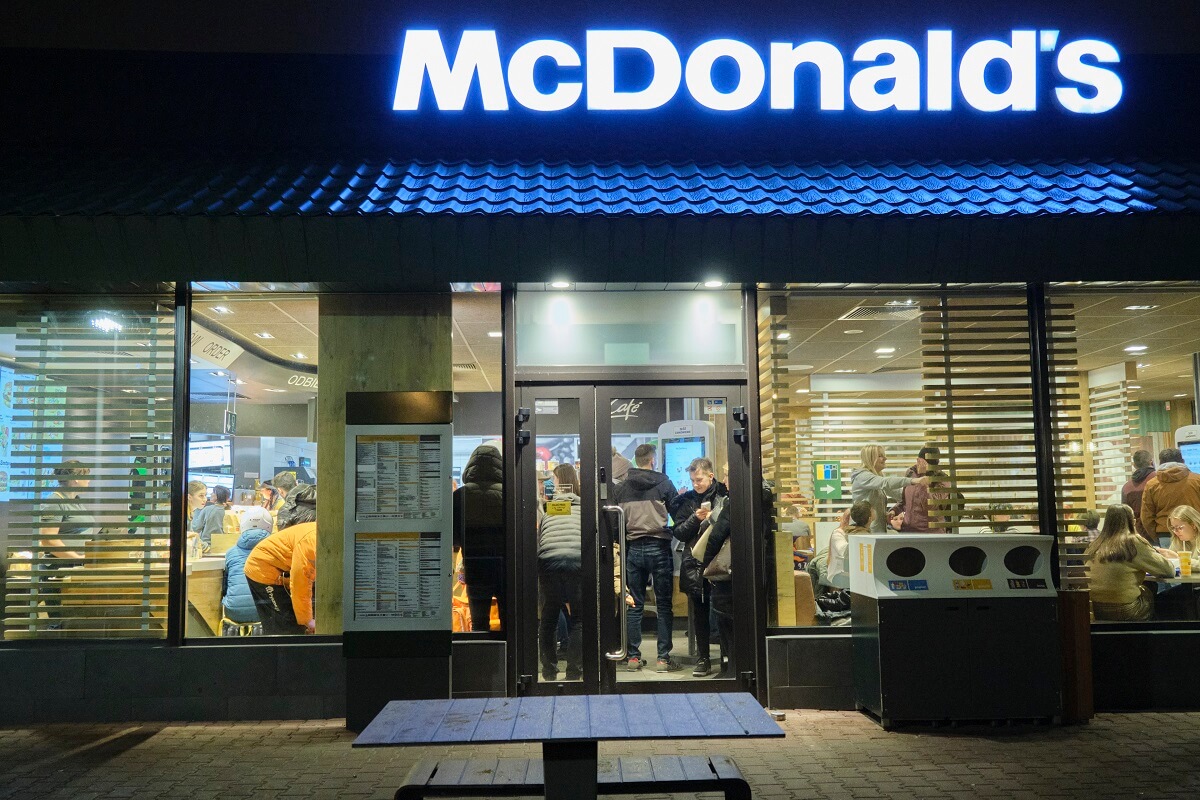 Klienci ruszyli do restauracji McDonalds po kanapkę Burger Drwala