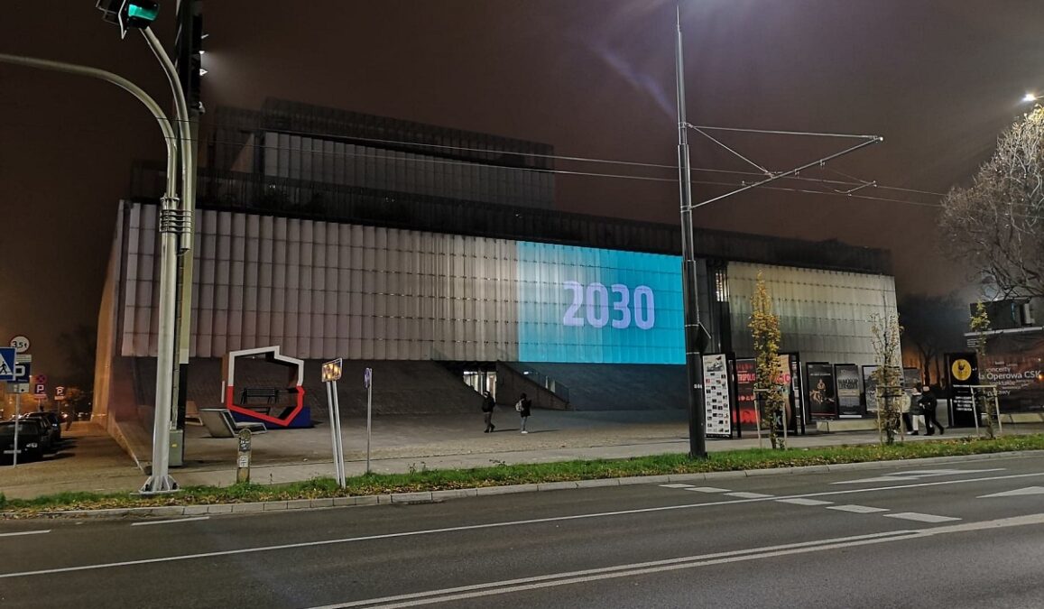 Projektor wyświetla prezentację na fasadzie CSK