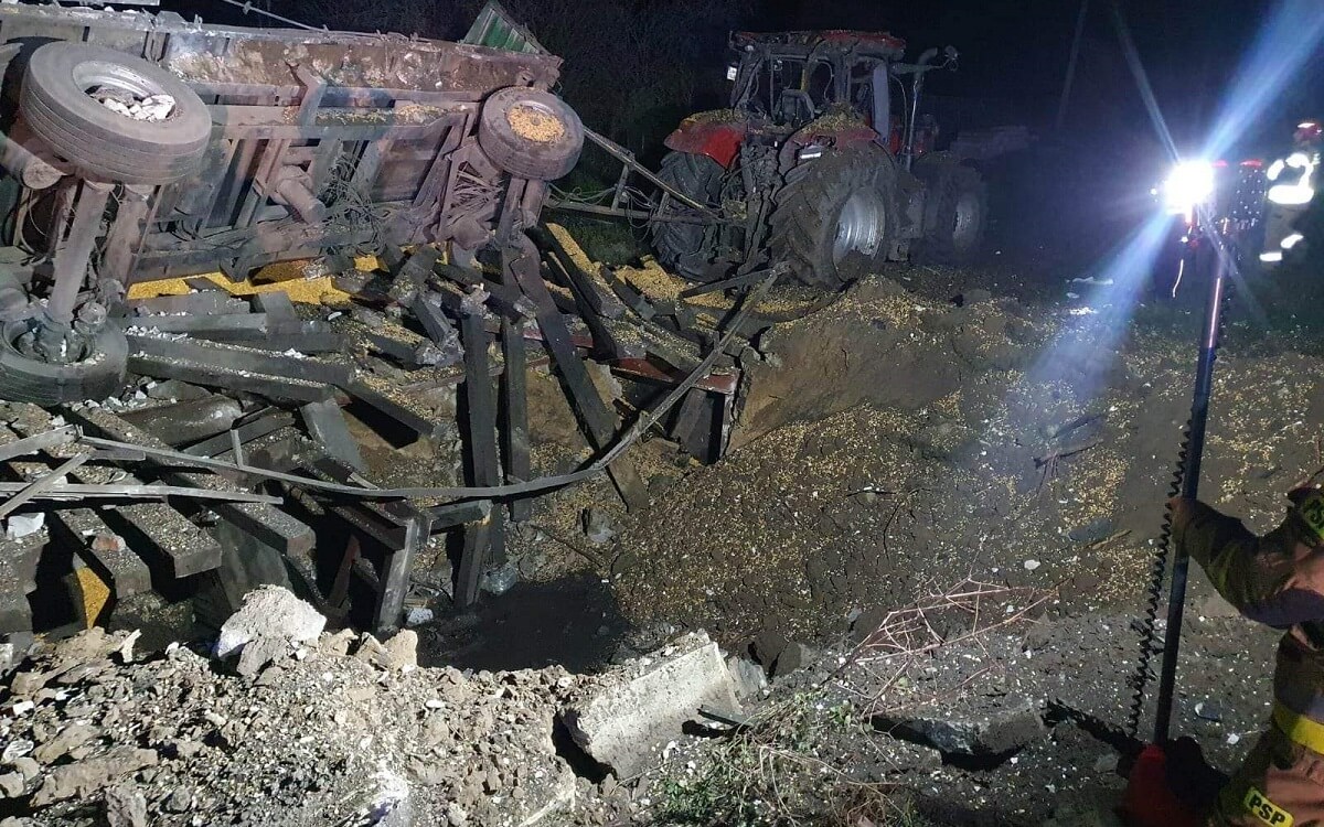 Krater w ziemi po wybuchu rakiety w miejscowości Przewodów w powiecie hrubieszowskim