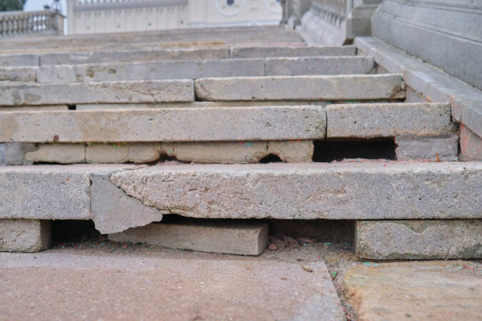 Zniszczone schody do Zamku