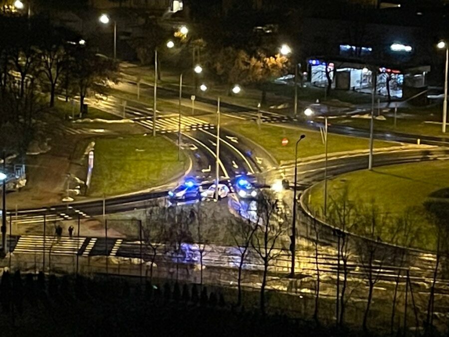 Samochód Panek rozbity na słupie latarni na rondzie Berbeckiego