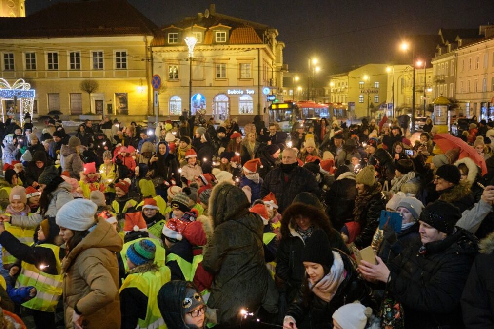 Mieszkańcy na inauguracji iluminacji świątecznej przed Ratuszem