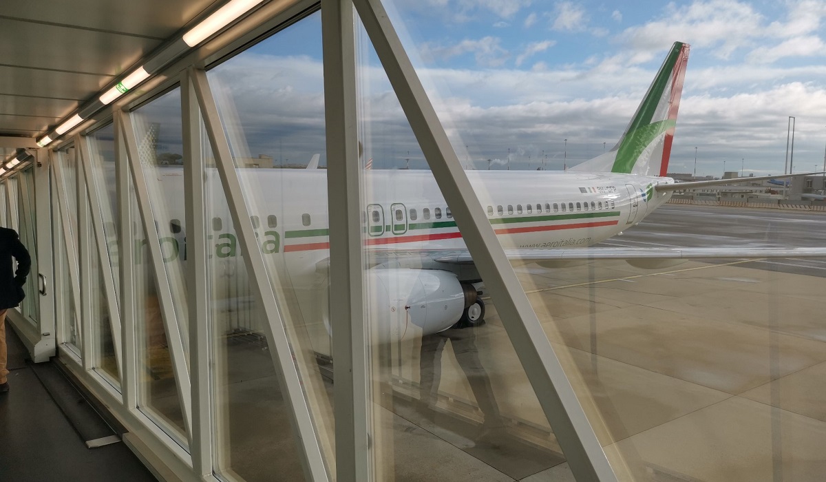 Samolot włoskich linii lotniczych Aeroitalia na lotnisku w Bergamo