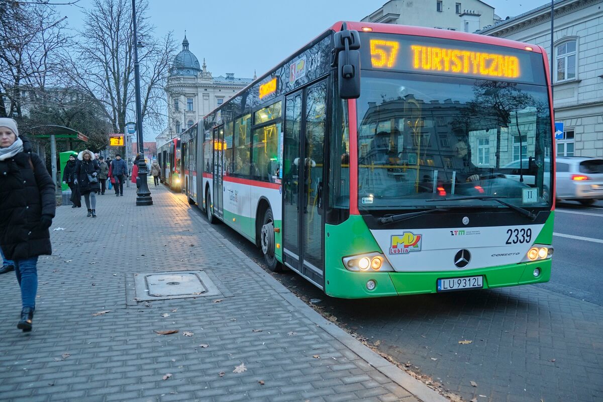 Autobus przegubowy linii nr 57 na przystanku Plac Litewski