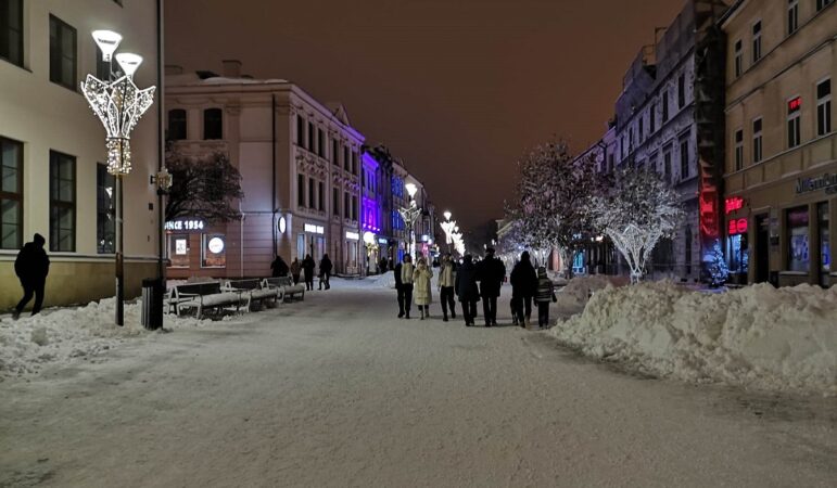 Deptak w Lublinie pokryty śniegiem