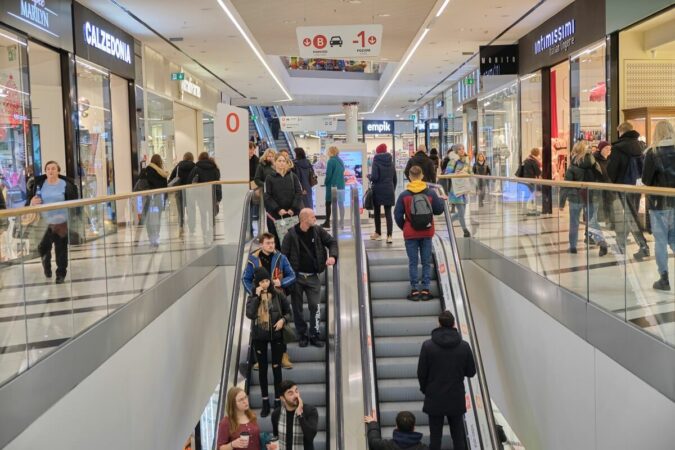 Klienci na ruchomych schodach w galerii handlowej Vivo Lublin