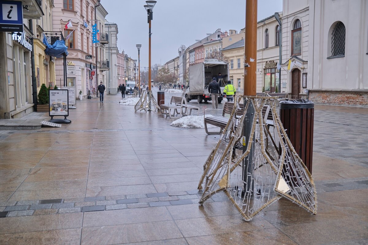 Lublin stroi się na święta. Trwa montaż świątecznej iluminacji