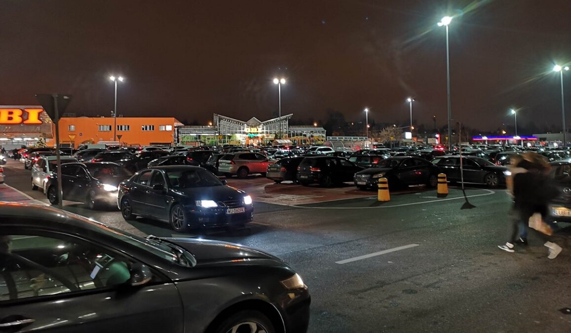 Pełny parking aut Kaufland i Obi przy ul. Orkana