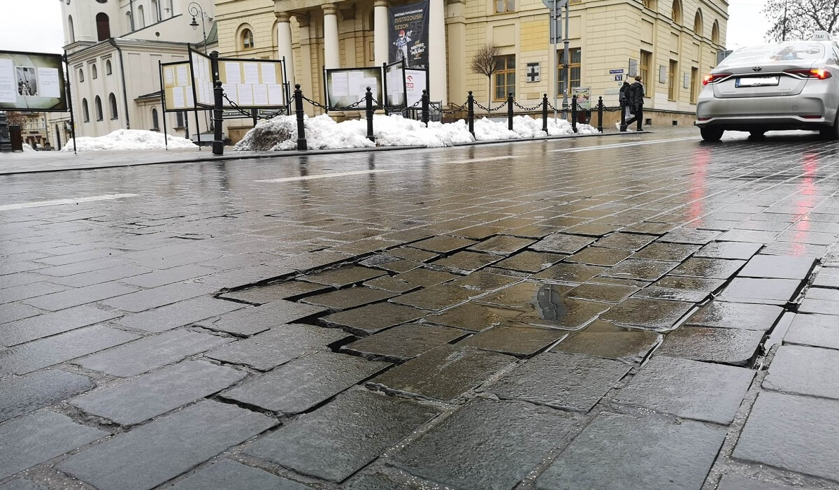 Zapadnięty fragment jezdni na ul. Królewskiej w Lublinie
