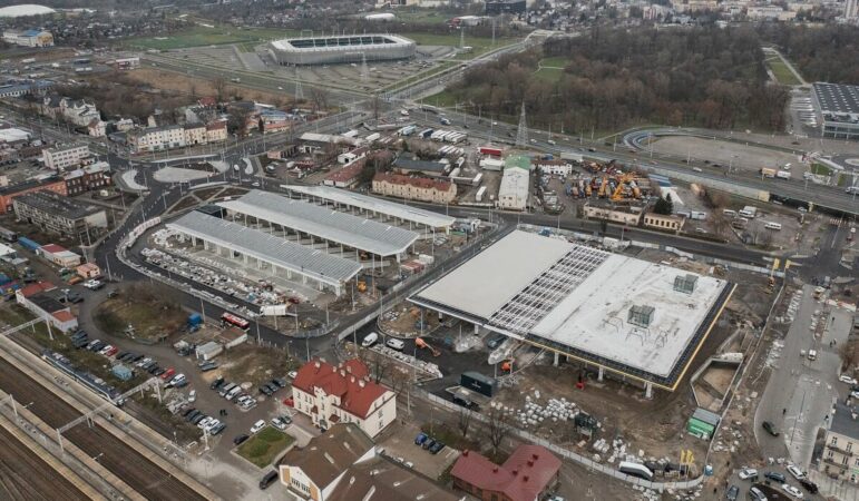 Widok z powietrza na budowę Dworca Metropolitalnego w Lublinie