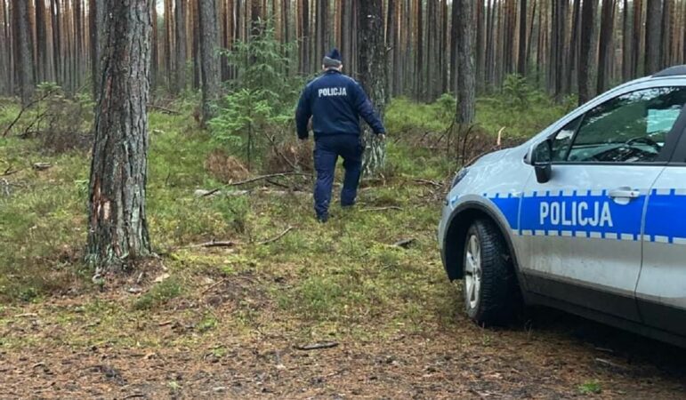 Policjanci znaleźli w lesie pomiędzy miejscowościami Dąbrowica – Ciosmy ciało ojca i córki