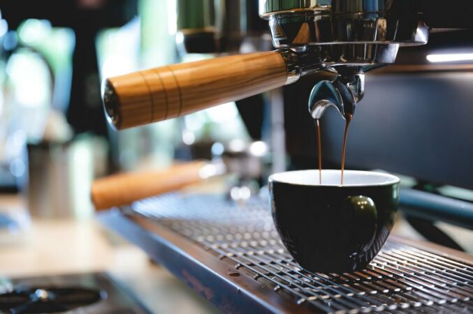 Ekspres do kawy parzący espresso w filiżance