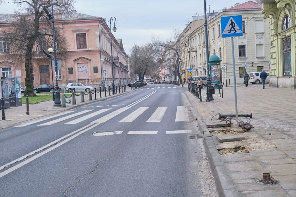 Uszkodzone słupki przed przejściem dla pieszych na ul. Narutowicza