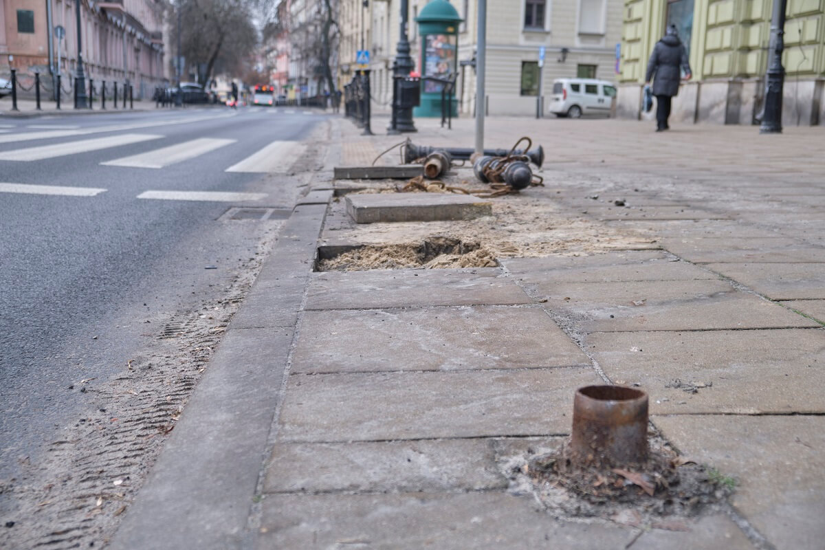 Uszkodzone słupki przed przejściem dla pieszych na ul. Narutowicza