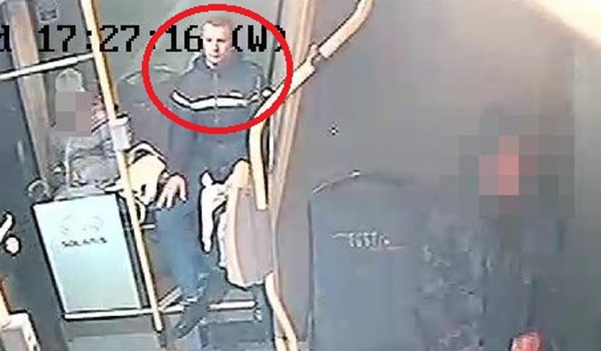 Mężczyzna wybił szybę w drzwiach trolejbusu
