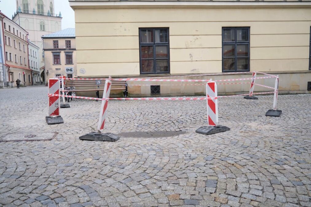 Zapadnięta nawierzchnia na Starym Mieście w Lublinie