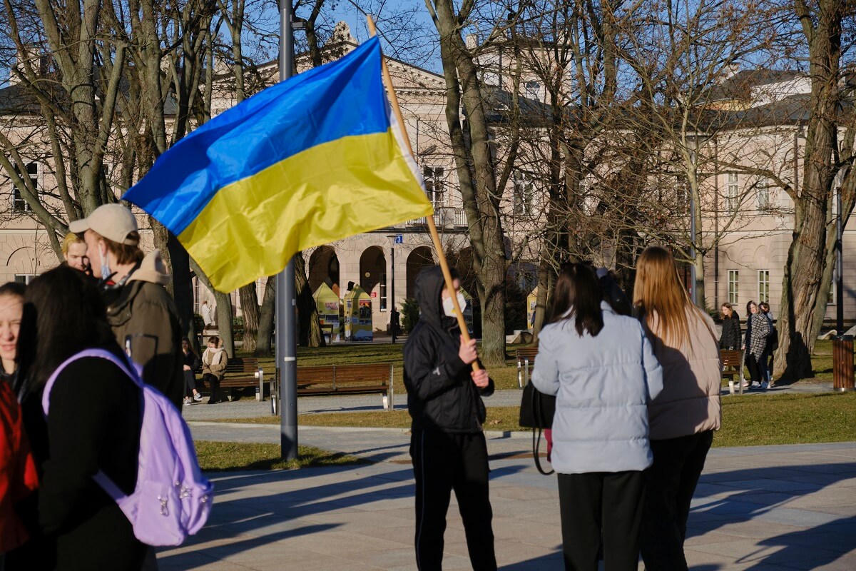 Młody mężczyzna z flagą Ukrainy na Placu Litewskim