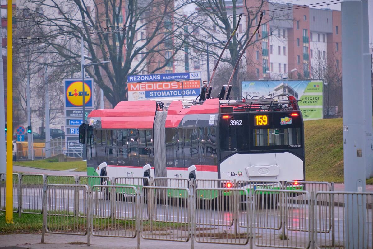 Trolejbus linii nr 159 na ul. Jana Pawła II