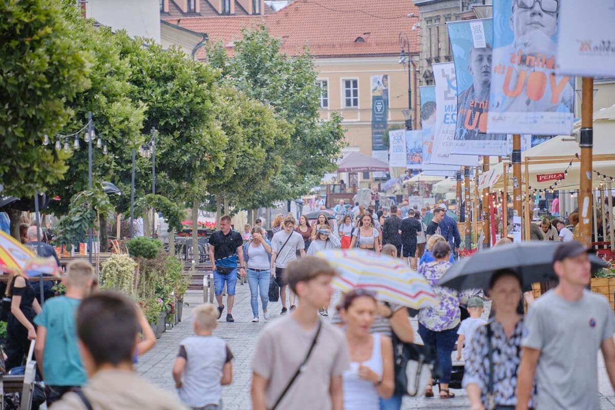 Turyści na deptaku w Lublinie