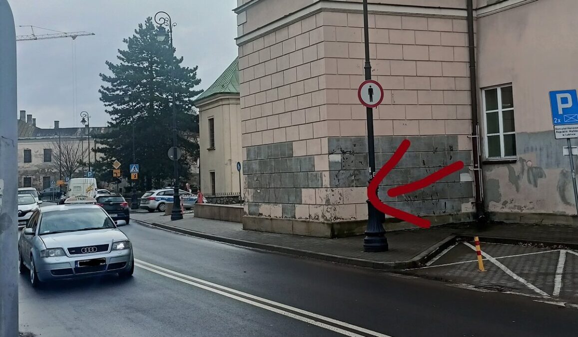 Pieszy idący chodnikiem wzdłuż budynku od strony ul. 3 Maja może nie zauważyć znaku