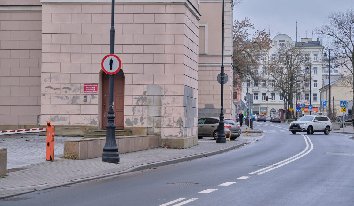Piesi przez znak B-41 muszą korzystać z chodnika po drugiej stronie ul. Radziwiłłowskiej