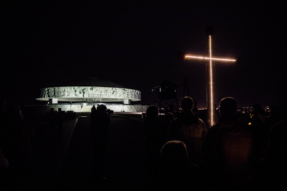 Tysiące wiernych weźmie udział w Drodze Krzyżowej na Majdanku. Sprawdź, jaka będzie pogoda