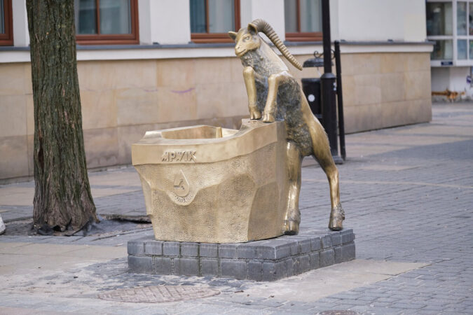 Poidełko w kształcie koziołka wróciło na deptak