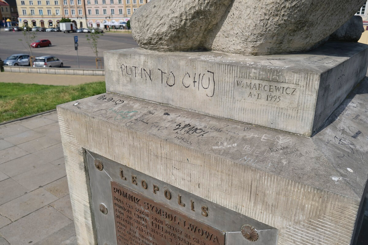 Zdewastowany pomnik Lew Symbol Lwowa w Lublinie