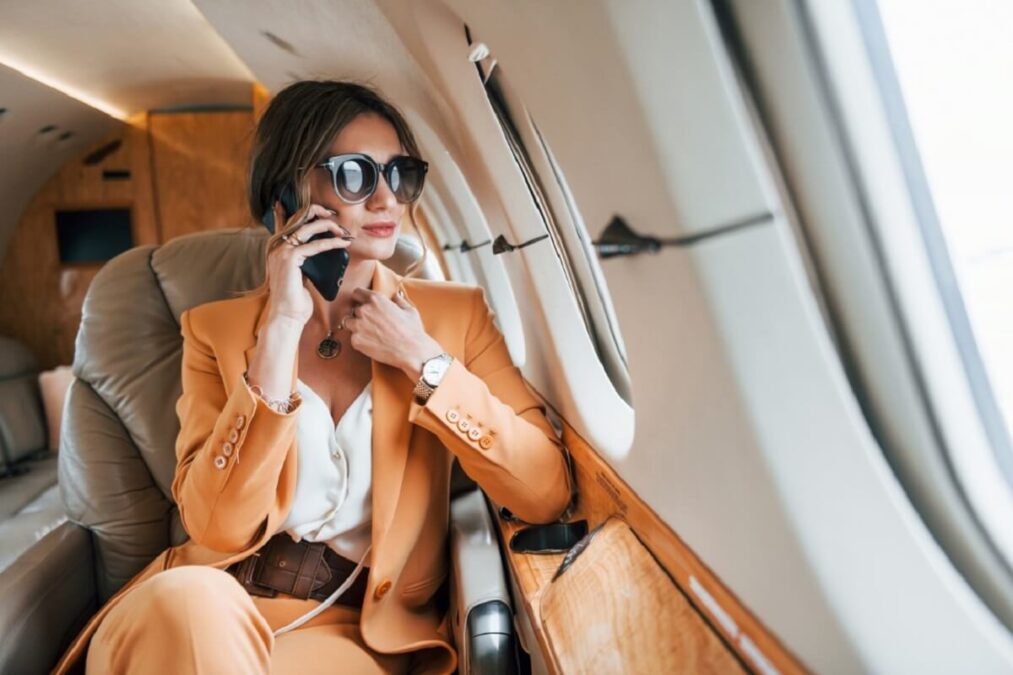 Kobieta rozmawiająca przez telefon w samolocie