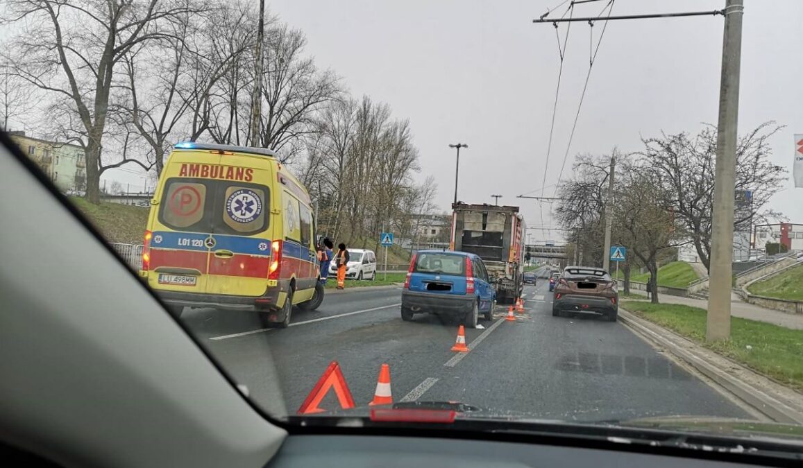 Zderzenie dwóch aut ze śmieciarką na ul. Mełgiewskiej