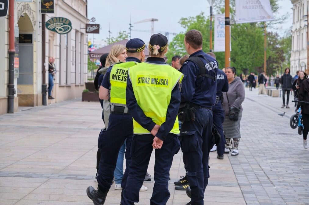 Interweniujący na miejscu strażnicy miejscy i policjanci