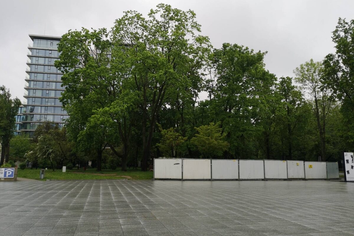 Ogrodzenie terenu budowy pomnika Lecha Kaczyńskiego