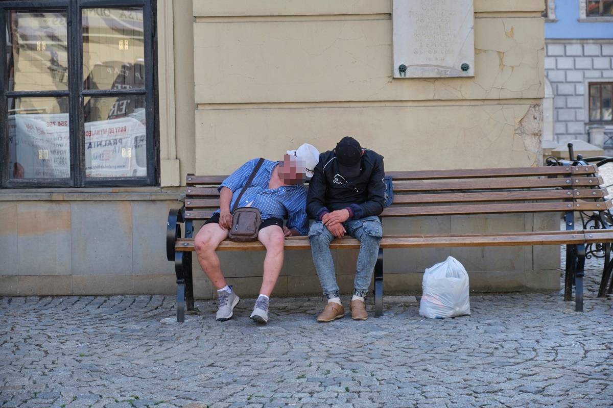 Pijani mężczyźni śpiący na ławce na Starym Mieście