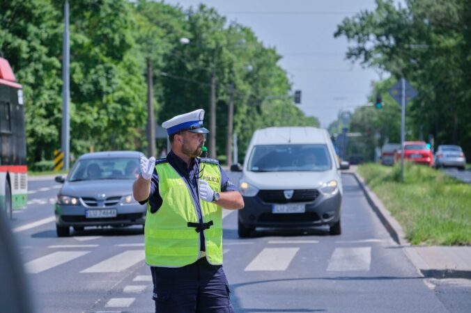 Policjant ruchu drogowego na skrzyżowaniu